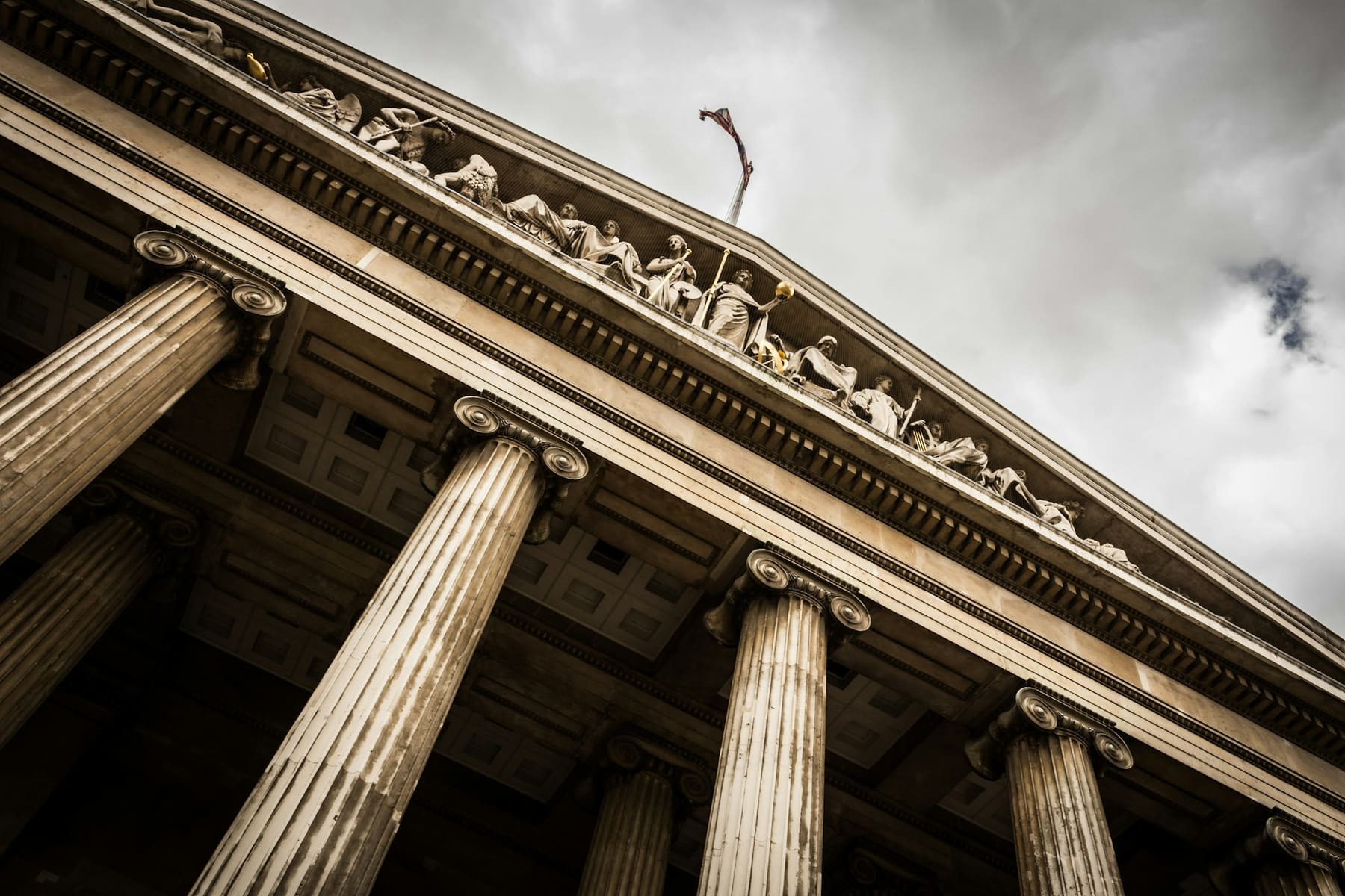 Colunas de um edifício de tribunal em estilo clássico